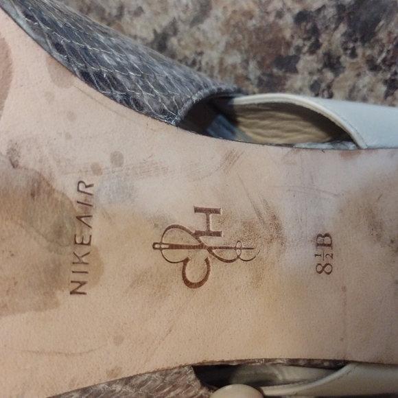 Women's size 8.5 Cole Haan snakeskin beige pumps - Picture 6 of 7